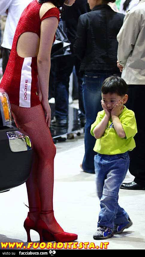 Bambino sconvolto per le calze a rete rosse della modella