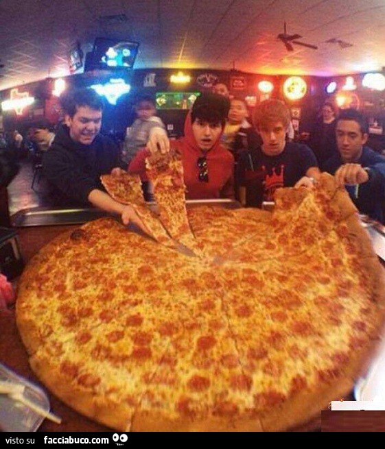Una mega pizza gigantesca