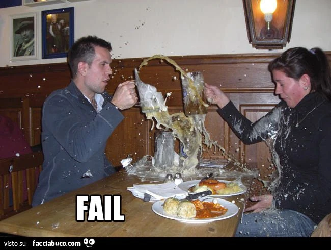 disastroso brindisi con boccali di birra che vanno in frantumi epic fail