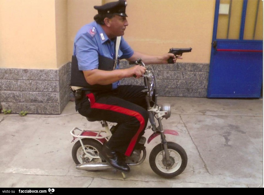 Carabiniere sopra motocicletta bambino