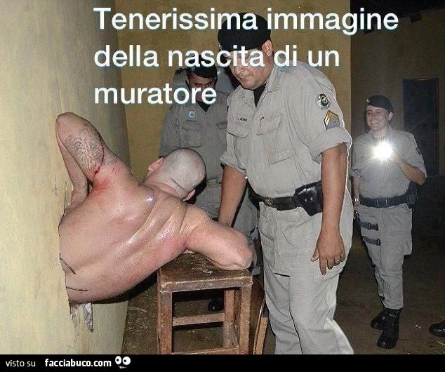 Tenerissima immagine della nascita di un muratore