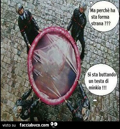 Ma perchè ha sta forma strana? Si sta buttando un testa di minchia