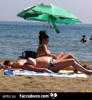 Donna cicciona prende il sole al mare con le terre sollevate
