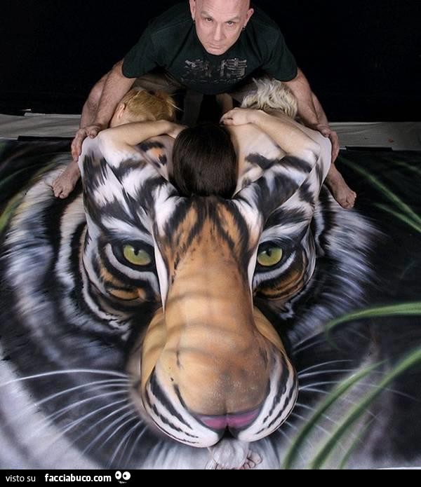 Il faccione di tigre creato con i corpi delle modelle dipinte