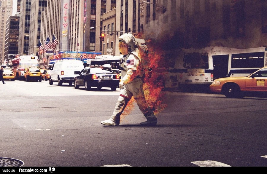 Astronauta in fiamme cammina nella strada di New York