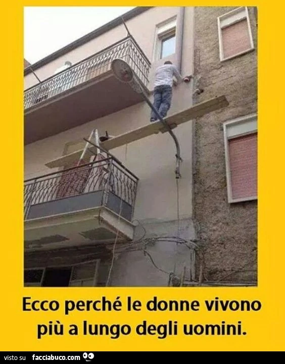 Uomo sopra trave di legno pericolante tra lampione e scala su balcone. Ecco perchè le donne vivono più a lungo degli uomini