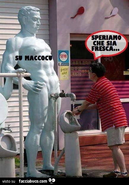 Rubinetto della fontana che esce dal pisello della statua. Speriamo che sia fresca