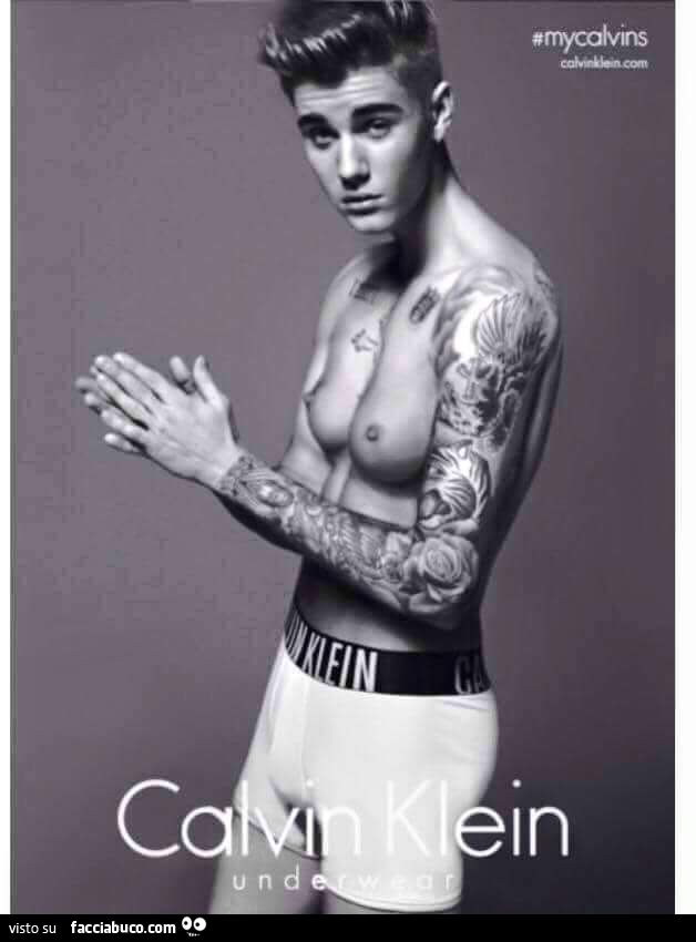 Justin Bieber con le tette. Calvin Klein underwear