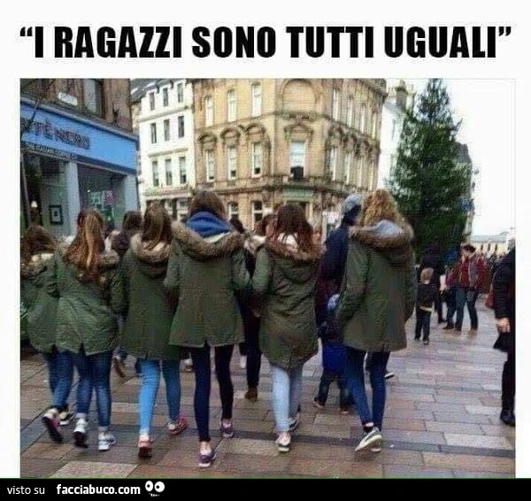 Ragazze vestite tutte allo stesso modo. I ragazzi sono tutti uguali