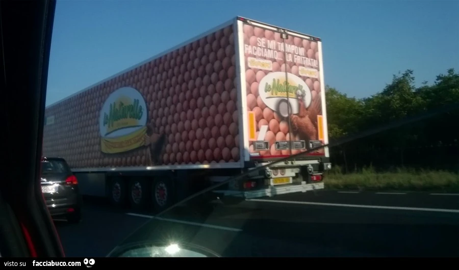 Camion che trasporta uova: se mi tamponi facciamo la frittata
