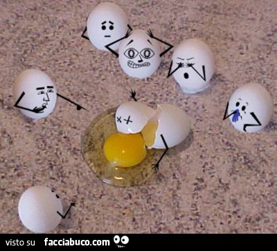 Disegni sulle uova. Deridono l'uovo rotto