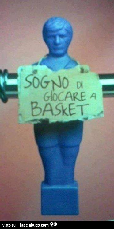 Calciatore del biliardino: sogno di giocare a basket