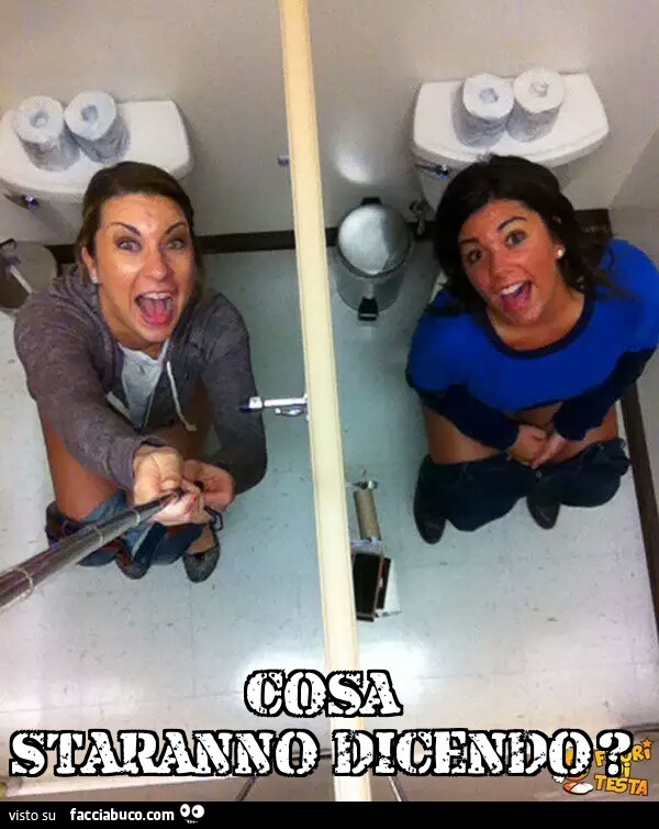 Cosa staranno dicendo? Selfie ragazze sul water