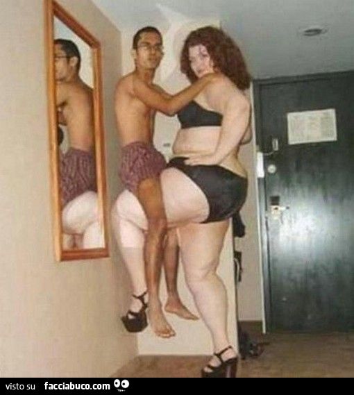Una donna enorme in biancheria intima solleva un uomo magro
