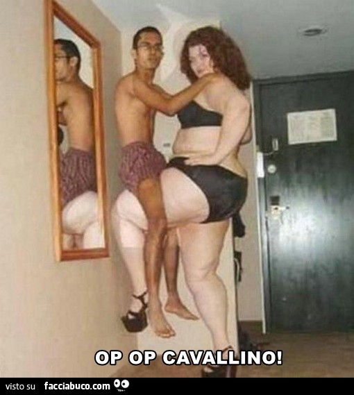 Op op cavallino. Ragazzo magro sopra la coscia di una donna gigante