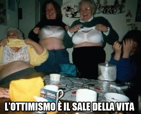 Vecchie mostrano le tette. L'ottimismo è il sale della vita