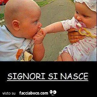 Il neonato fa il baciamano. Signori si nasce