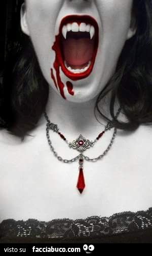 Vampira con la bocca sporca di sangue