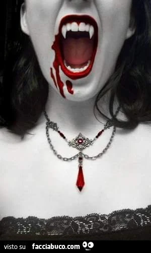 Vampira con la bocca sporca di sangue