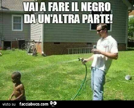 Uomo bianco innaffia bimbo di colore. Vai a fare il negro da un'altra parte