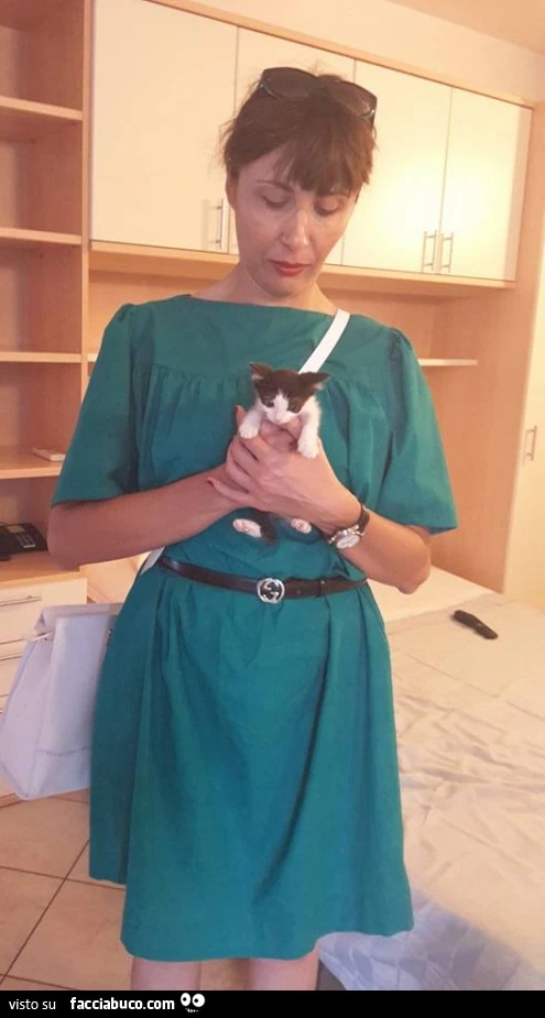 Donna con in mano un micino