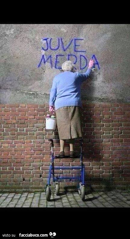 Vecchietta scrive sul muro Juve Merda