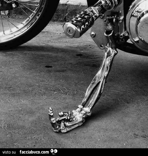 Il cavalletto della moto che manda a fanculo alzando il dito medio