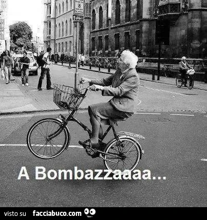 Vecchietta impenna in bicicletta. A bombazza
