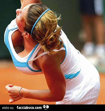 La tennista Simona Halep con uno splendido davanzale
