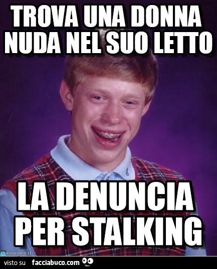 Trova una donna nuda nel suo letto, la denuncia per stalking
