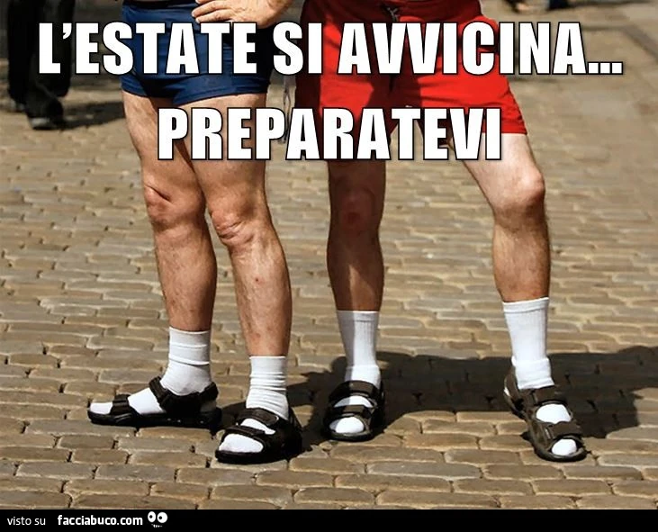 L'estate si avvicina. Preparatevi. Sandali e calzini bianchi