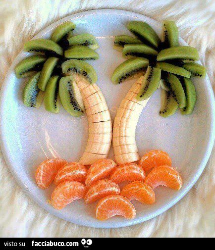 piatto creativo isola tropicale creata con la frutta mandarini kiwui e banane