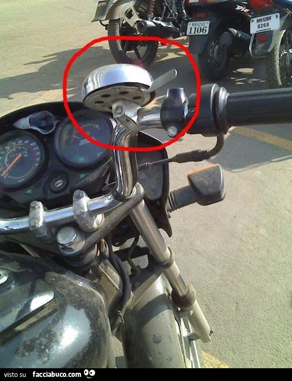 motocicletta con suonacampanelli della bicicletta