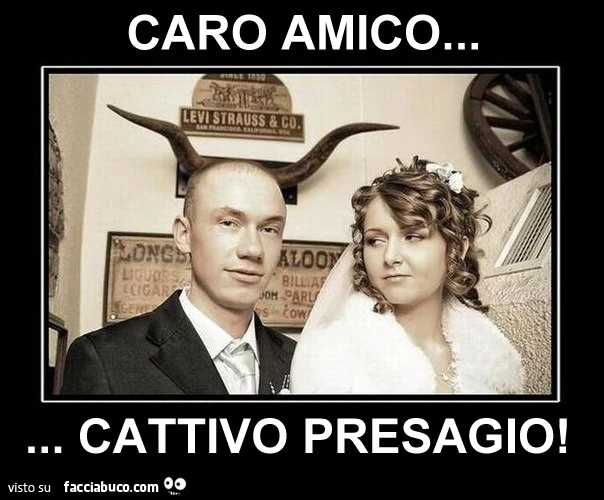 Novelli sposi, lui si fa la foto vicino a un paio di corna. Caro amico, cattivo presagio