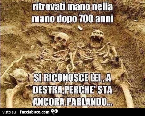Ritrovati mano nella mano dopo 700 anni. Si riconosce lei, a destra, perchè sta ancora parlando