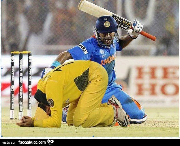 Lo sculaccia con la mazza da cricket