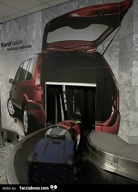 Nastro porta bagagli dell'aereoporto con pubblicità Ford Fusion