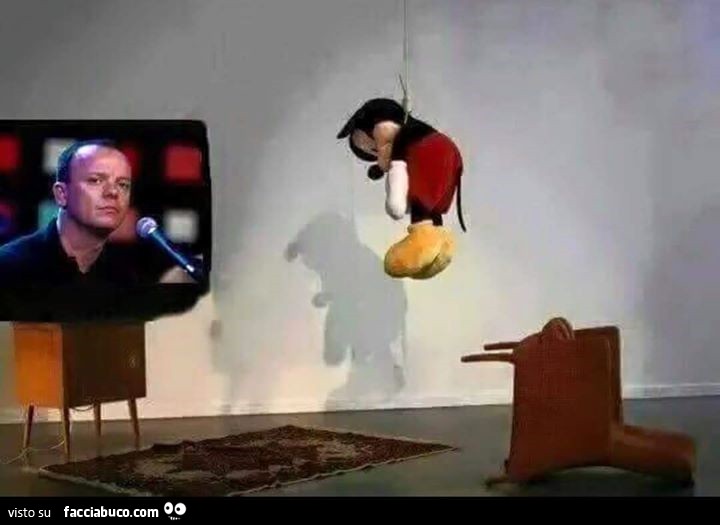 Topolino si impicca guardando Gigi D'Alessio in TV