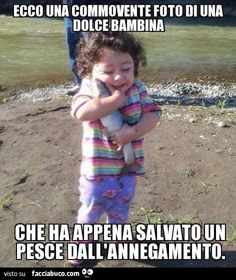Ecco una commovente foto di una dolce bambina che ha appena salvato un pesce dall'annegamento