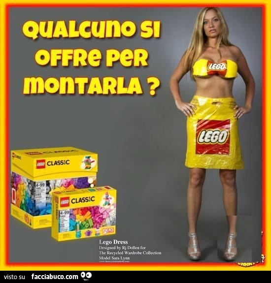 Ragazza tettona vestita da confezione di LEGO. Qualcuno si offre per montarla?