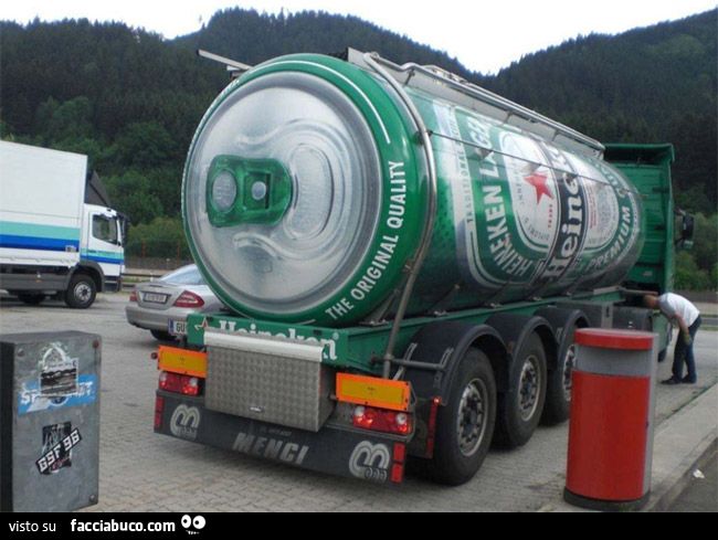 camion cisterna heiniken a forma di lattina di birra adv