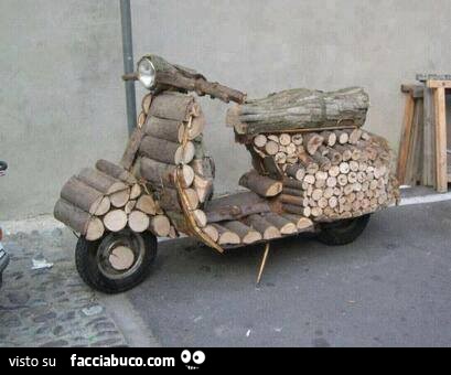 Vespa con carrozzeria fatta di ciocchi di legno