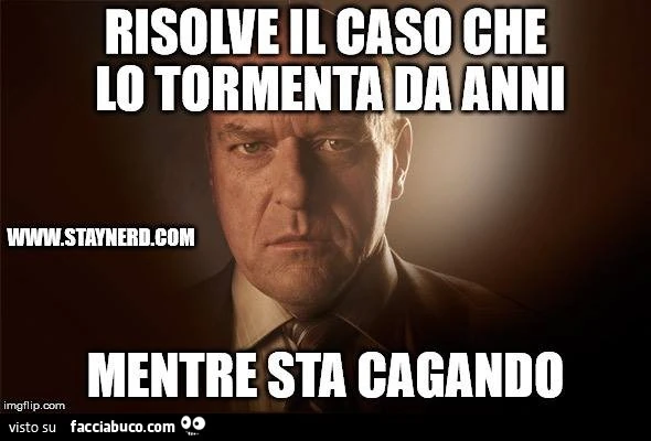 Risolve il caso che lo tormenta da anni, mentre sta cagando