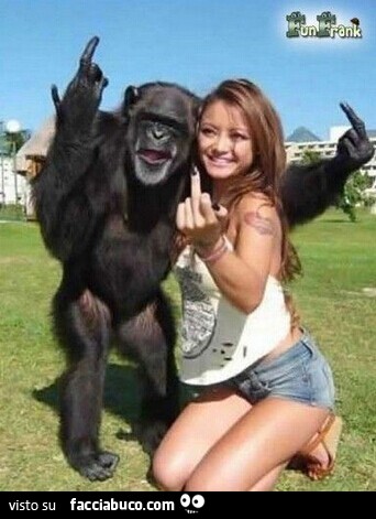 Scimpanzè e ragazza fanno il dito medio