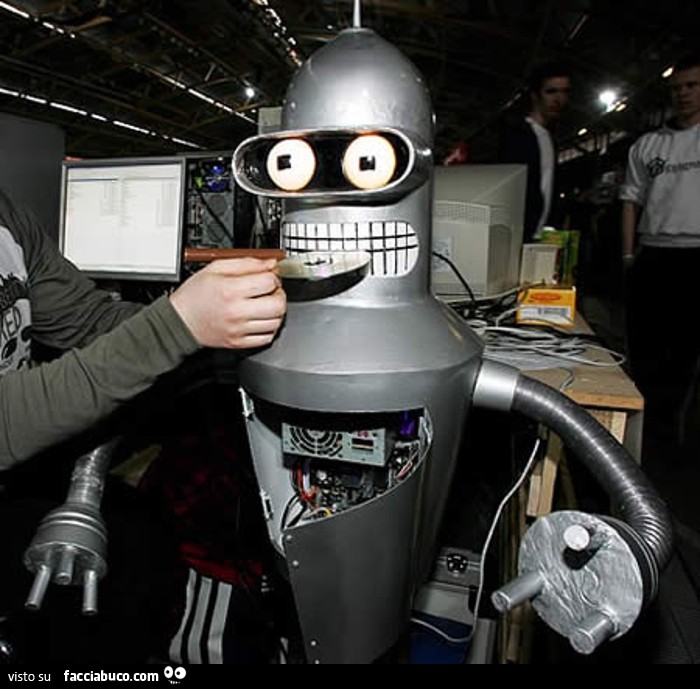 Роботов есть мозги. Робот Бендер. Робот ест. Бендер за компьютером. Робот Бендер фото.