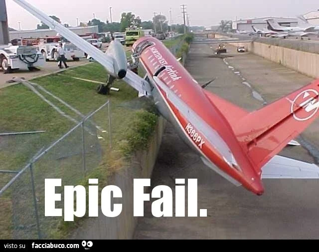 aereo finisce fuori pista epic fail