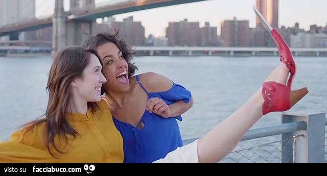 Si scattano un selfie infilando lo smartphone in una delle loro scarpe