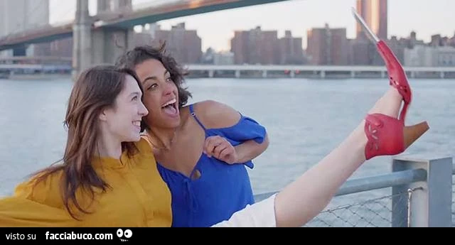 Si scattano un selfie infilando lo smartphone in una delle loro scarpe