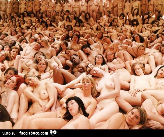 Nudo di gruppo con decine di donne nude