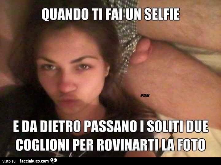 Quando ti fai un selfie e da dietro passano i soliti due coglioni per rovinarti la foto